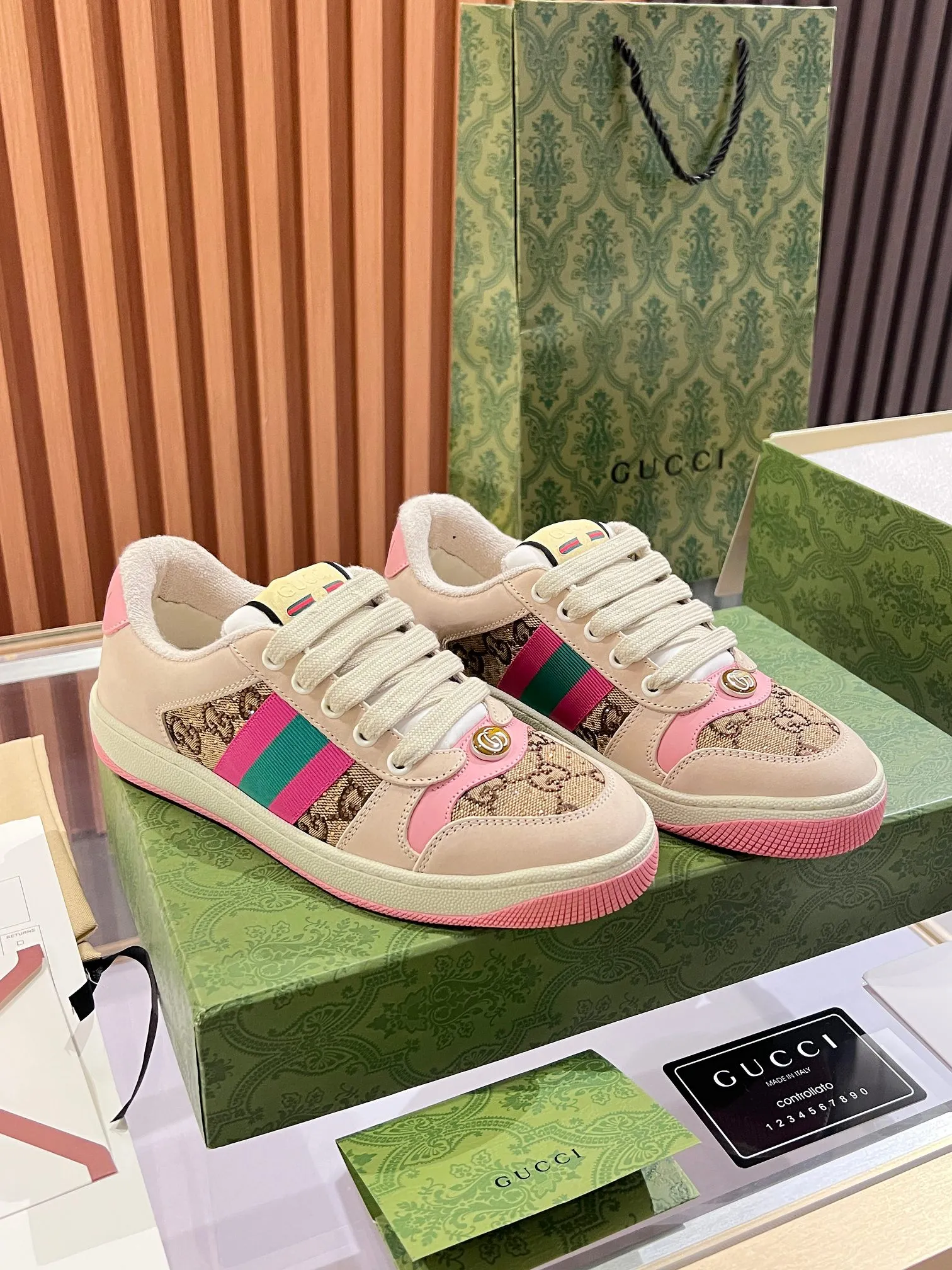👟👟Ex-factory price 540👟👟 ⚡️Gucci Dirty Shoes Top factory quality, impeccable at the counter, the comfort is incredible. Retro distressed elements, washed retro logo on the tongue, metal double LOGO, 99% recognizable, full of Gucci elements; terry cloth lining, cowhide foot pads and 3mm latex are much more comfortable than real leather shoes. Environmentally friendly TPU wear-resistant outsole, soft and elastic. The inside of the tongue is made of imported elastic bands, which have great tension and won't strangle your feet. I don't develop the shoes without the original version. Only by getting the original version can the shoes be accurate and beat the market version instantly. Every stitch and every stitch is very tight and full. The debugging process is the most painstaking and requires no less than a hundred modifications before it is adjusted to the perfect state so that it can be worn comfortably by all foot types! Size 35-40 women’s model)